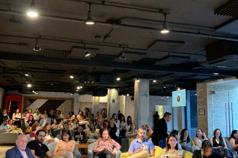 Presentación hay algo en la alfombra, casi invisible, que no me deja olvidar